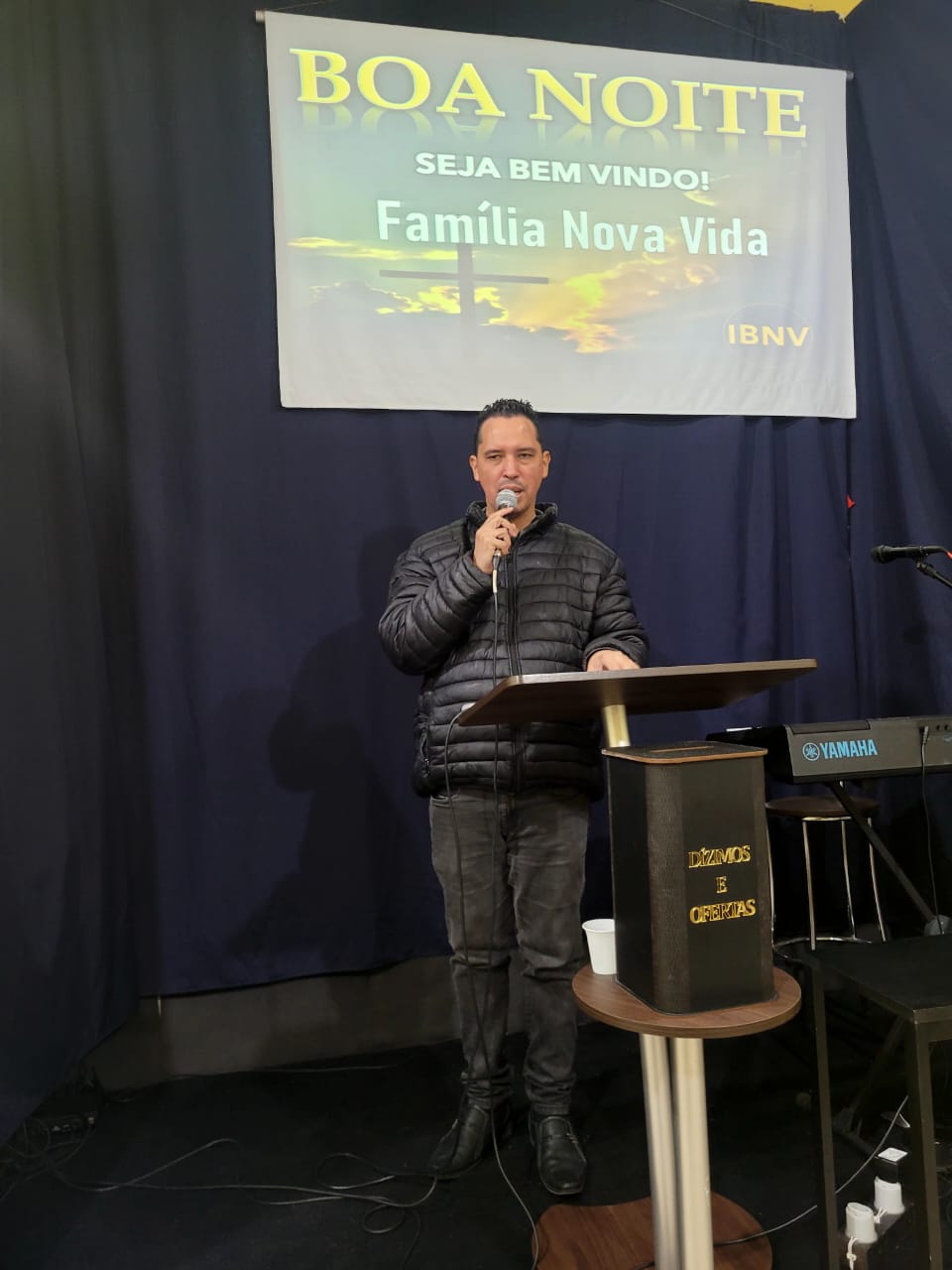 Foto / reprodução - Pastor Samuel, líder da Igreja Batista Nova Vida, celebra culto em sua congregação